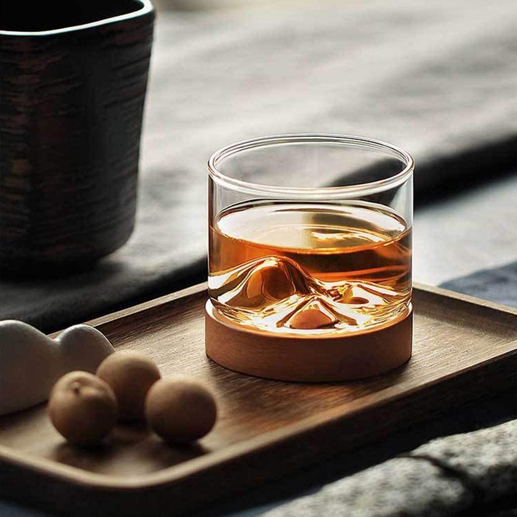 whisky-servering på fat med tilltugg
